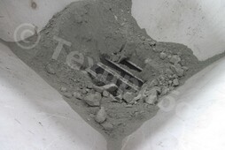 Загрузка лежалого цемента в приемный бункер конвейера-питателя АМ комплекса «ТРИБОКИНЕТИКА-6000». 